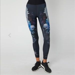 NWOT Ultracor Flores Legging